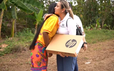 Keisy Caori la joven indígena embera del Resguardo las Palmas en el Urabá que estudia Ciencias Ambientales para conservar en su territorio.