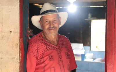 Don Aldemar, guardián de uno de los páramos de Sonsón recibe por primera servicio de energía a través de paneles de energía solar. 