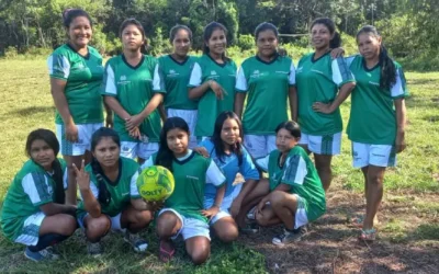 Un gol de esperanza: el equipo femenino de fútbol de Cumaral en la Amazonía colombiana estrena gracias a proyectos REDD+