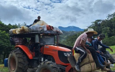 El abre caminos: viaje en el primer tractor de transporte público de Colombia