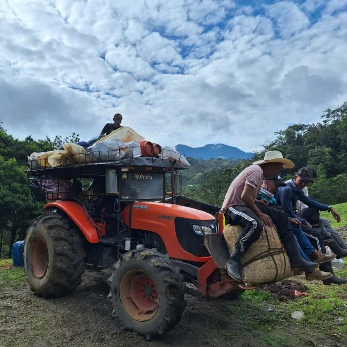 El abre caminos: viaje en el primer tractor de transporte público de Colombia